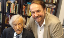 Waldemar Piasecki wręcza biografię Jana Karskiego Elie Wieselowi.