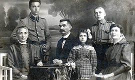 1. Portret rodzinny. Od lewej: Aurelia Burawska, matka Walentyny, Marian, Stefan, Laura, Józef i Walentyna Kozielewscy, Łódź, 1918.